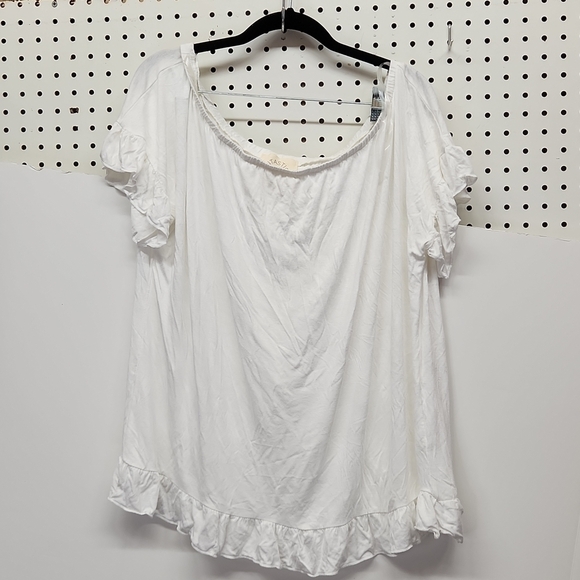 Fantastic Fawn Tops - Fantastic Fawn White T-shirt With Ruffles Size Large